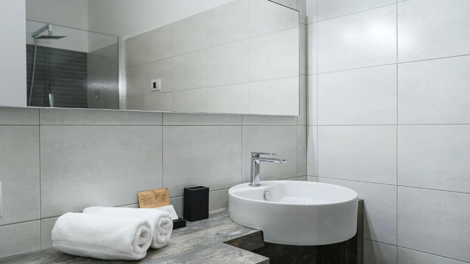 Milan Garden Apartment 0*,