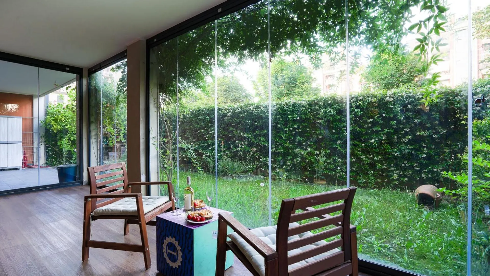 Milan Garden Apartment 0*,